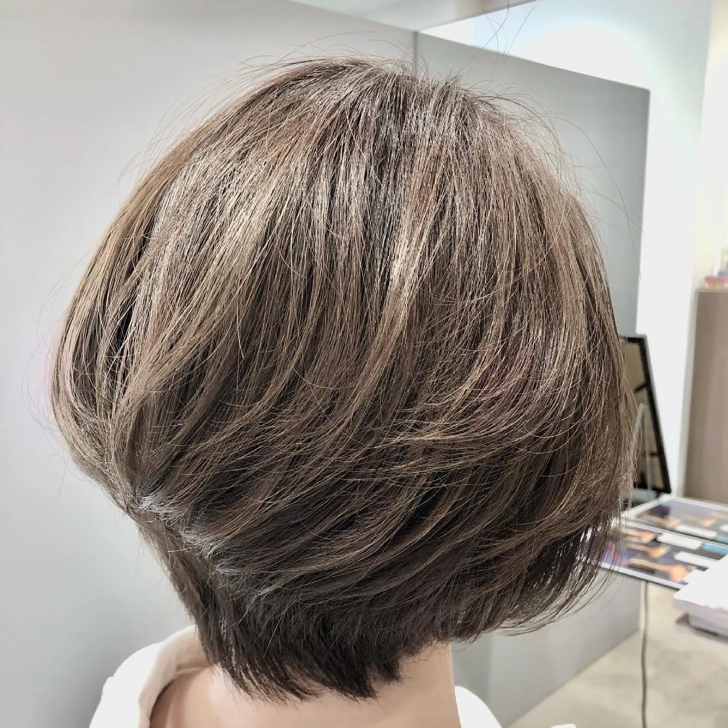 ショートボブ×グレージュ